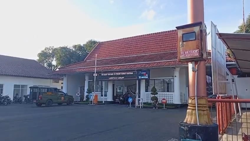 Suasana Kantor Bupati Cilacap tampak lengang pada Jumat sore. (Serayunews).