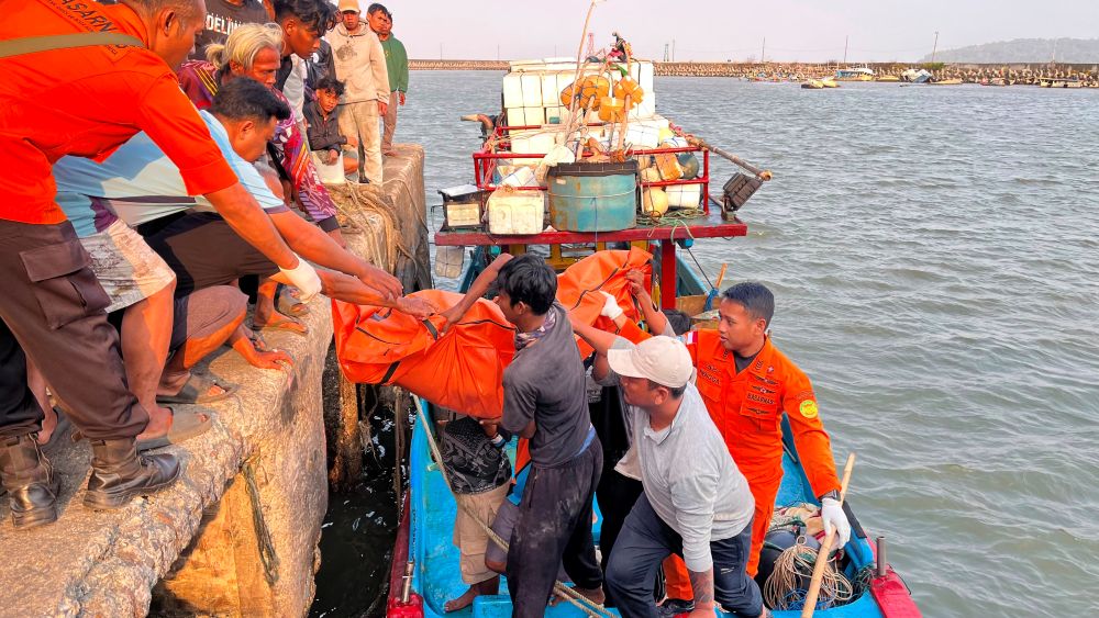 kapal nelayan terbalik
