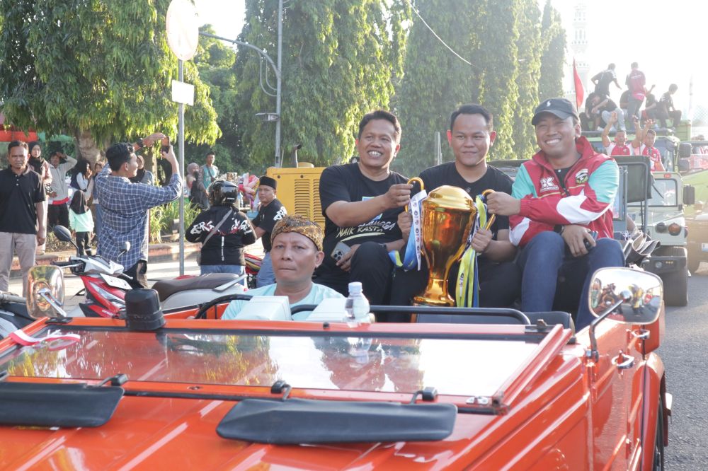 Bupati Purbalingga Fahmi Muhammad Hanif bersama manajer Persibangga di Liga 4 Nasional Uut Triyas Yanuar dan manajer Persibangga di Liga 4 Jateng Hamzah Asadullah, saat konvoi perayaan lolosnya Persibangga ke Liga Nusantara. (Foto :Prokopim Setda Purbalingga)