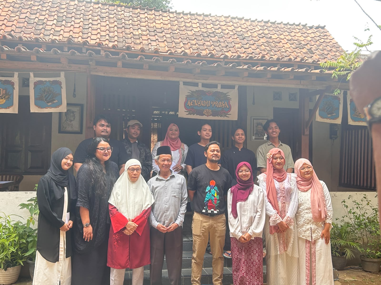 Rumah Sastra Ahmad Tohari di Jatilawang, Banyumas, menjadi ruang pertemuan para penulis, sastrawan, dan pegiat literasi dalam Kenduri Prosa, Kamis (13/8/2026).