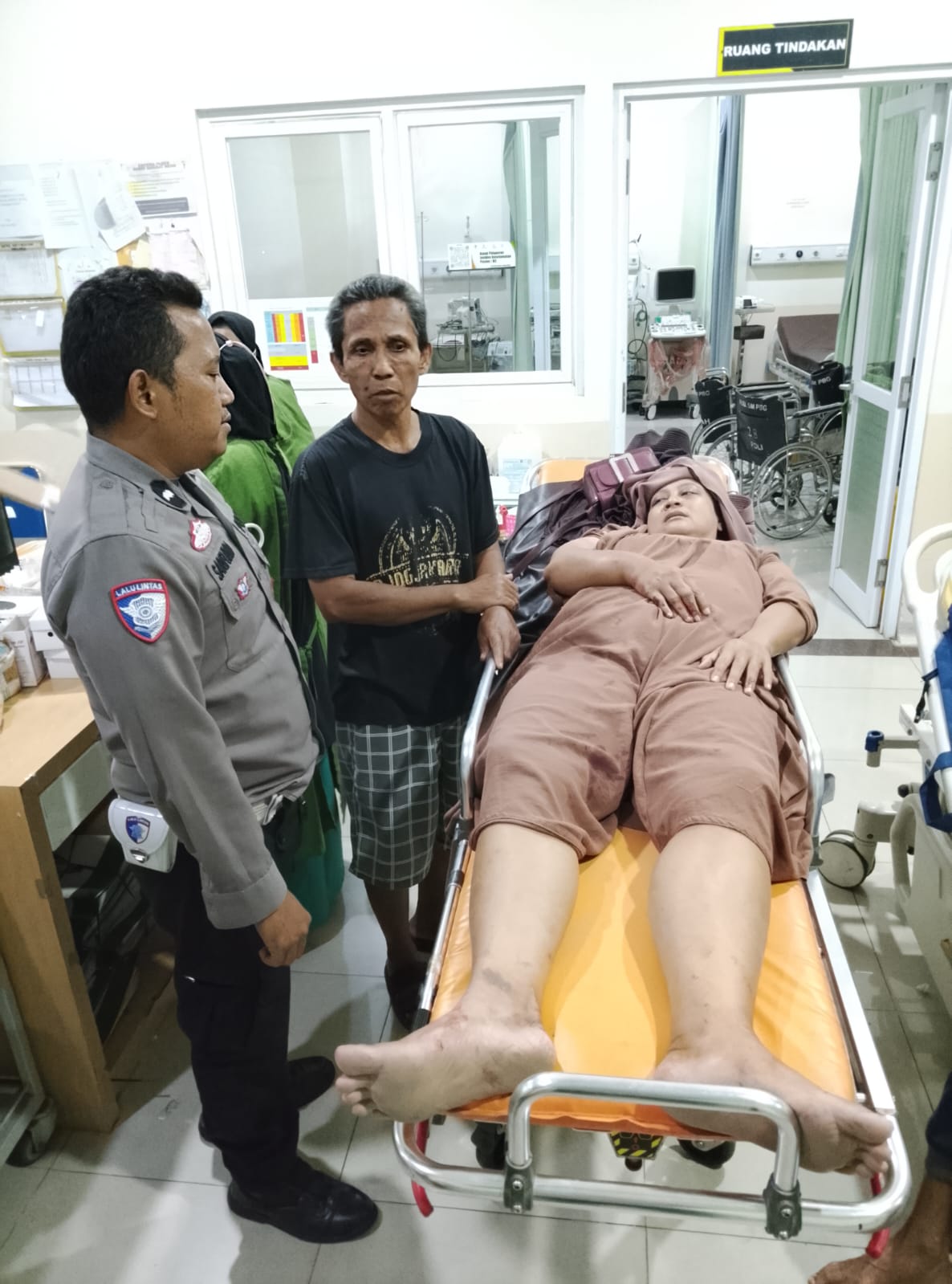 motor tabrak jembatan merah