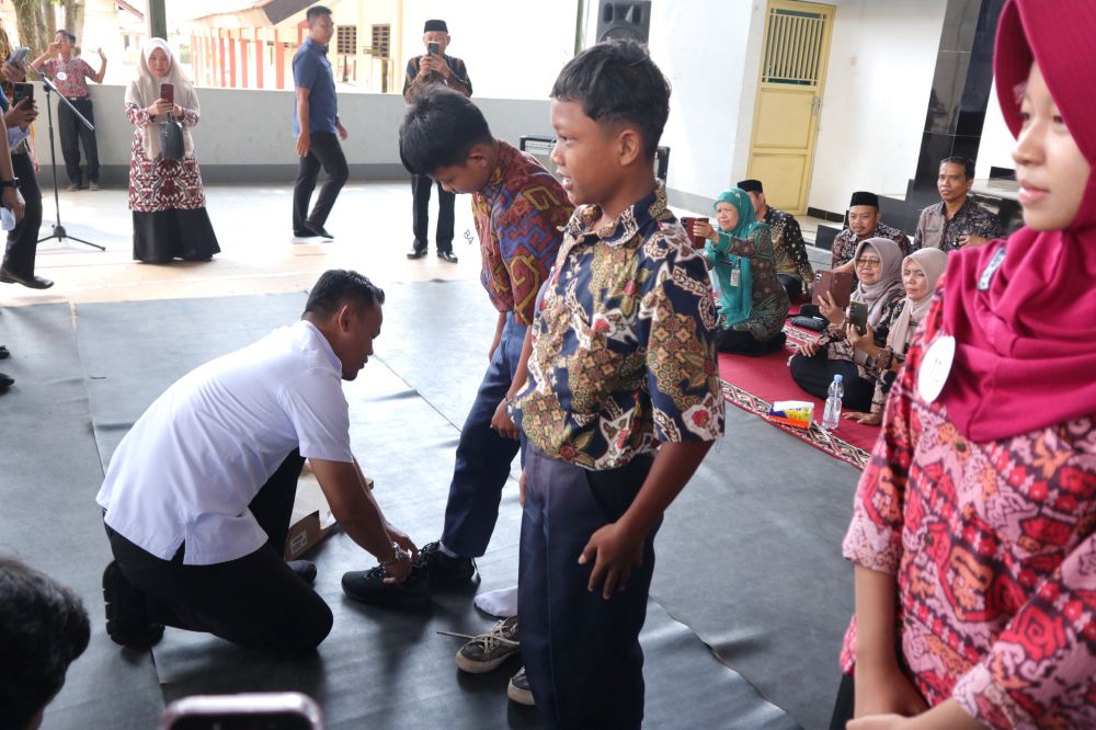 salurkan donasi sepatu